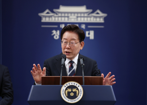 이 대통령, 취임 후 첫 ‘부정 평가’ 우세