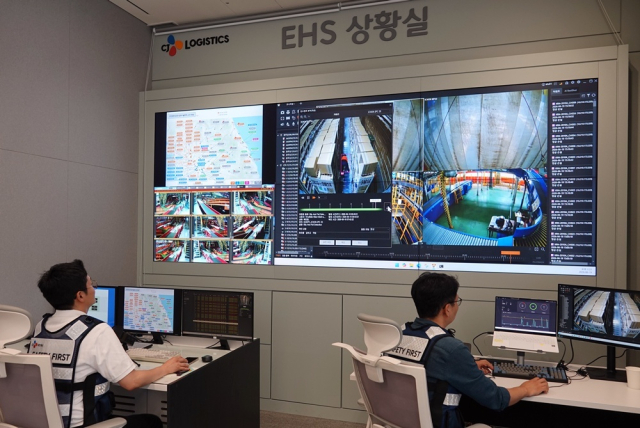 CJ대한통운 안전경영실 직원들이 서울시 종로구 소재 본사 EHS 상황실에서 AI CCTV로 물류현장을 모니터링 하고 있다. CJ대한통운 제공