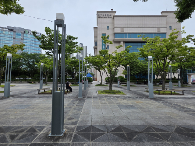 현대백화점 울산 동구점 옆에 위치한 현대광장이 점심시간이 지났음에도 한적하다. 오상민 기자