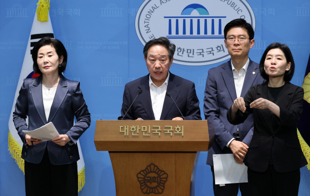 국민의힘 소속 국무총리 후보자 인사청문특별위원회 위원들이 22일 국회 소통관에서 기자회견을 열고 이재명 대통령의 한성숙 국무총리 후보자 지명 철회를 촉구하고 있다. 연합뉴스