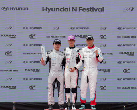 지난 21일 전남 영암 KIC에서 열린 '현대 N 페스티벌’ eN1 클래스 2라운드 레이스 2에서 우승을 차지한 넥센타이어 파트너팀 DCT 레이싱의 김영찬 선수(가운데)가 시상대에서 기념 촬영을 하고 있다. 넥센타이어 제공
