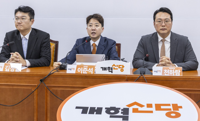 개혁신당 이준석 대표가 18일 국회에서 열린 최고위원회의에서 정이한 전 부산시장 후보 피습 자작극 의혹과 관련해 사과 발언을 하고 있다. 연합뉴스