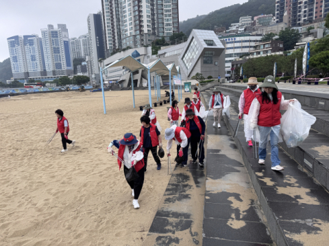 임직원 및 메디체크 봉사단원들이 송도 해수욕장 일대에서 플로깅 활동을 펼치고 있는 모습.