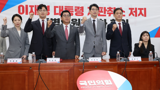 국민의힘 주진우 특위 위원장과 참석자들이 22일 국회에서 열린 이재명 대통령 재판취소 저지 특별위원회 1차 회의에서 기념 촬영을 하고 있다. 연합뉴스