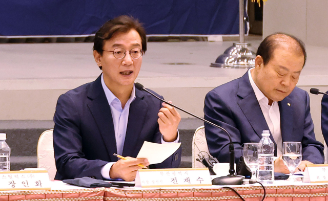 전재수 부산시장 당선인 초청 상공인 간담회가 22일 부산상공회의소 상의홀에서 열렸다. 전 당선인이 인사말을 하고 있다. 정종회 기자 jjh@