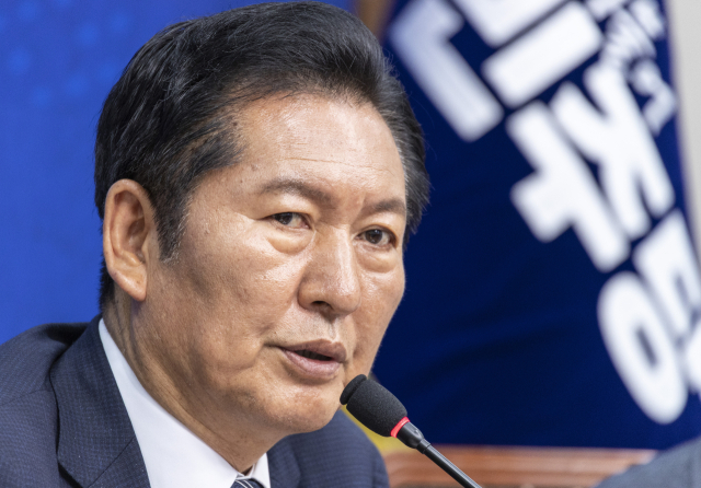 더불어민주당 정청래 대표가 22일 국회에서 민주당 한반도평화신전략위원회가 '이란전쟁, 북중정상회담 그리고 한반도'를 주제로 개최한 긴급 국제정세 토론회에 참석해 발언하고 있다. 연합뉴스