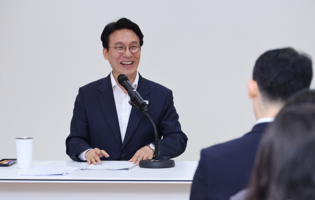 김민석 국무총리가 22일 서울 종로구 정부서울청사 별관에서 열린 출입기자 간담회에서 밝게 웃고 있다. 연합뉴스