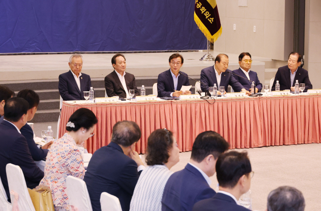 전재수 부산시장 당선인 초청 상공인 간담회가 22일 부산상공회의소 2층 상의홀에서 열렸다. 전 당선인이 인사말을 하고 있다. 정종회 기자 jjh@