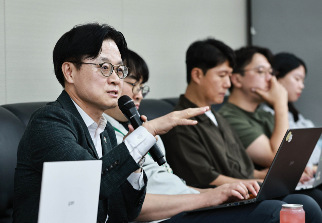 최근 카자흐스탄과 유럽·중동 출장을 다녀온 김정관 산업통상부 장관이 지난 22일 오후 정부세종청사에서 출입기자단을 대상으로 배경 브리핑을 하고 있다. 산업부 제공