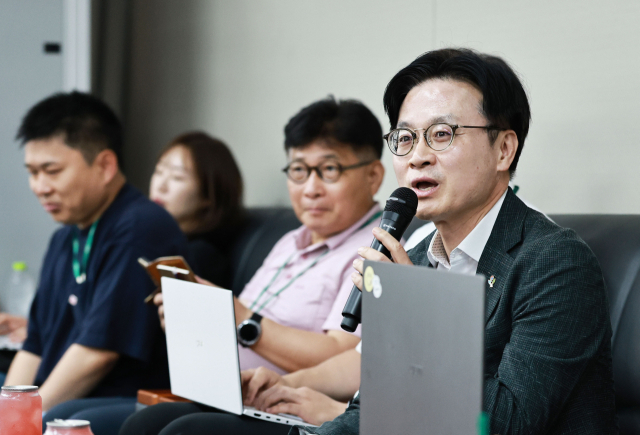 최근 카자흐스탄과 유럽·중동 출장을 다녀온 김정관 산업통상부 장관이 지난 22일 오후 정부세종청사에서 출입기자단을 대상으로 배경 브리핑을 하고 있다. 산업부 제공