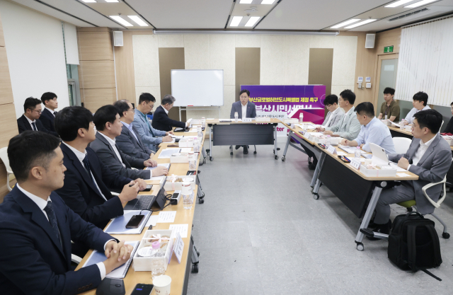 23일 부산시청 10층 회의실에서 ‘가덕도신공항 허브공항화를 위한 단계별 추진 전략 연구용역’ 착수보고회가 열리고 있다. 정대현 기자 jhyun@