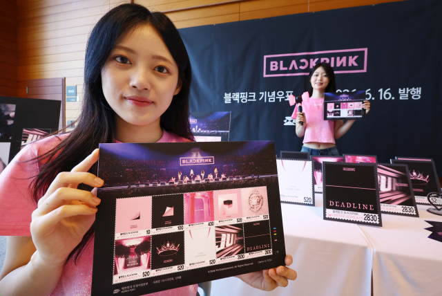 15일 오전 서울 중구 서울중앙우체국에서 모델들이 그룹 블랙핑크 기념우표를 선보이고 있다. 과학기술정보통신부 우정사업본부는 K팝의 세계적 확산을 이끈 그룹 블랙핑크 기념우표 10종을 발행하고 블랙핑크의 초상이 담겨 있는 기념우표 패킷도 함께 판매한다고 밝혔다. 연합뉴스