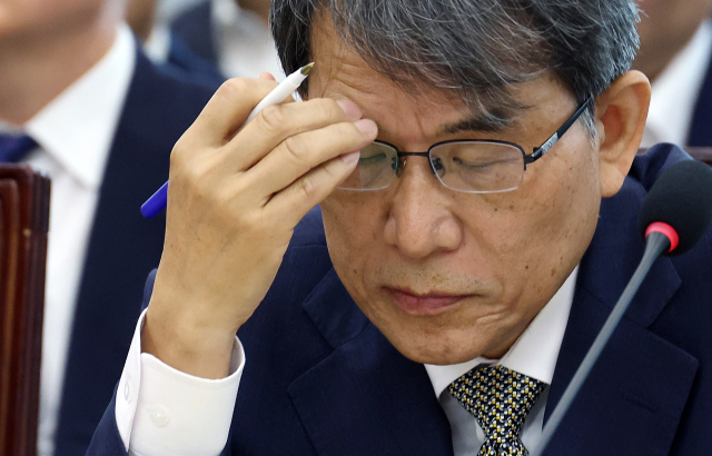 노태악 전 중앙선거관리위원장이 23일 국회에서 열린 투표용지 부족사태 등 국민참정권 침해 진상규명 및 선거관리 개혁을 위한 국정조사 특위 전체회의 도중 생각에 잠겨 있다. 연합뉴스