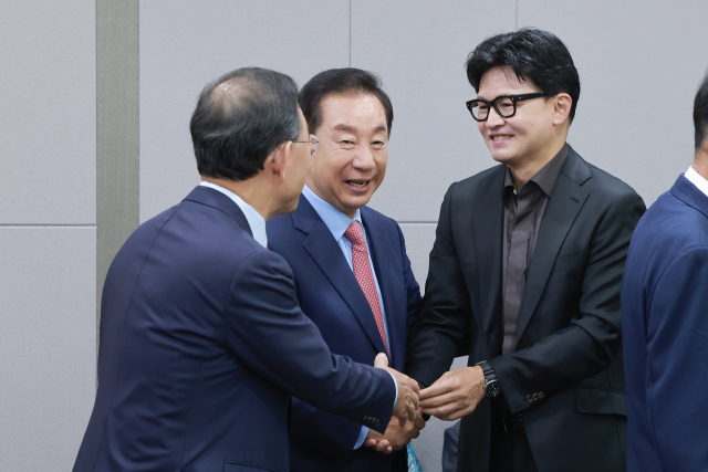 23일 국회 의원회관에서 국민의힘 이성권 의원과 범시민사회단체연합이 연 '참정권 피해사태와 선거제도 개혁 국회 토론회'에서 무소속 한동훈 의원이 국민의힘 주호영 의원, 자유한국당(국민의힘 전신) 김성태 전 원내대표와 인사하고 있다. 연합뉴스