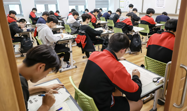 기말고사는 수능과는 다르게 단기간이라도 효율적으로 공부하면 성적 향상이 가능하다. 김종진 기자 kjj1761@