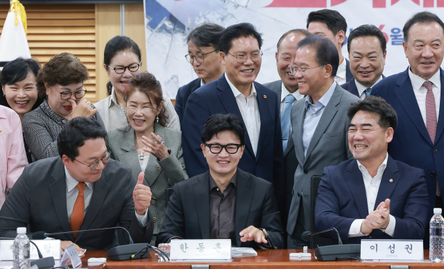 23일 국회 의원회관에서 국민의힘 이성권 의원과 범시민사회단체연합이 연 ‘참정권 피해사태와 선거제도 개혁 국회 토론회’에 무소속 한동훈 의원, 개혁신당 천하람 원내대표 등이 참석했다. 연합뉴스