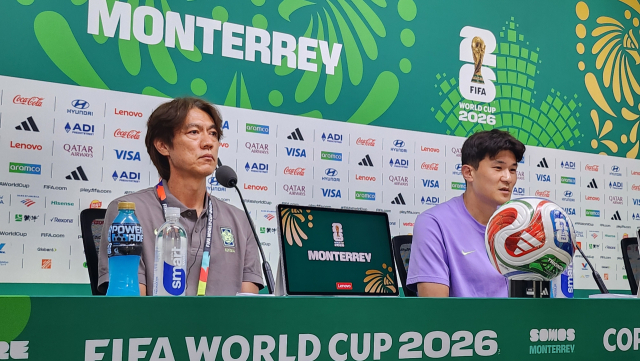 홍명보 감독(왼쪽)이 2026 북중미 월드컵 남아프리카공화국과의 경기를 하루 앞둔 24일(한국 시간) 멕시코 과달루페의 몬테레이 스타디움에서 김민재와 함께 기자회견을 갖고 있다.