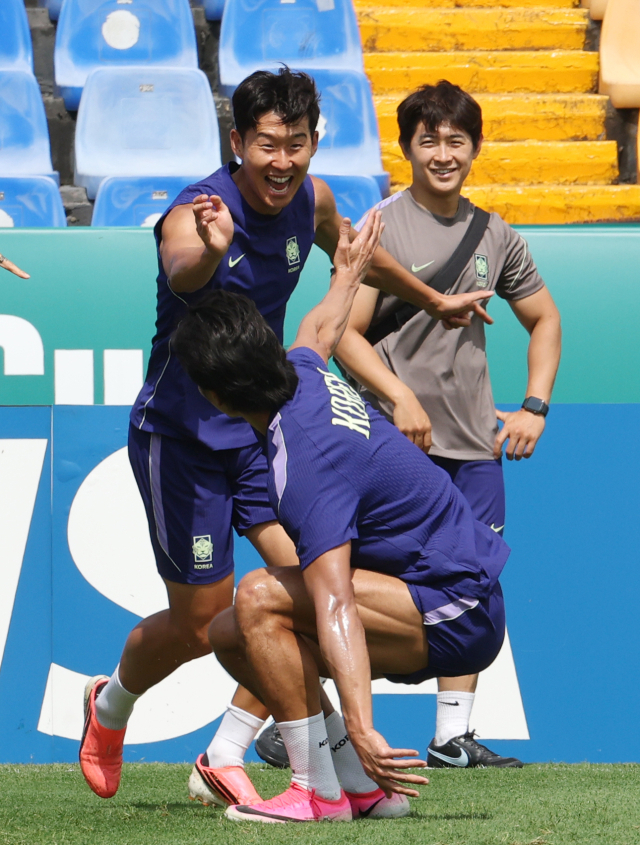 2026 북중미 월드컵에서 남아프리카공화국과 조별리그 3차전을 앞둔 한국대표팀의 주장 손흥민이 23일(현지시간) 멕시코 몬테레이 에스타디오 우니베르시타리오에서 훈련 하며 팀 동료들과 대화하고 있다. 연합뉴스