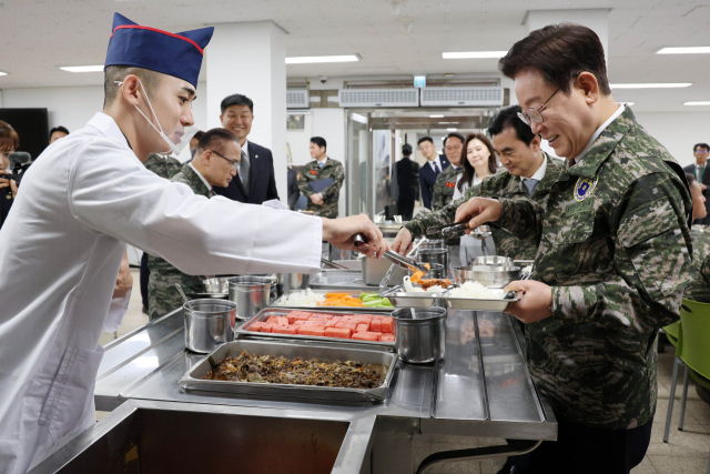 이재명 대통령이 24일 인천시 옹진군 해병대 연평부대에서 열린 장병들과의 오찬에서 음식을 배식받고 있다. 연합뉴스