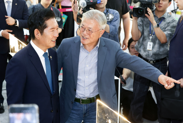 정청래 전 더불어민주당 대표가 24일 서울 강남구 코엑스에서 열린 서울국제도서전에서 문재인 전 대통령과 대화하고 있다. 문 전 대통령은 지난해에 이어 올해도 평산책방 책방지기로 도서전에 참석했다. 연합뉴스