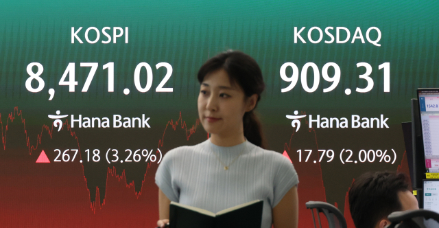 24일 서울 중구 하나은행 딜링룸 현황판에 8400선을 회복한 코스피·코스닥 종가가 표시돼 있다. 연합뉴스