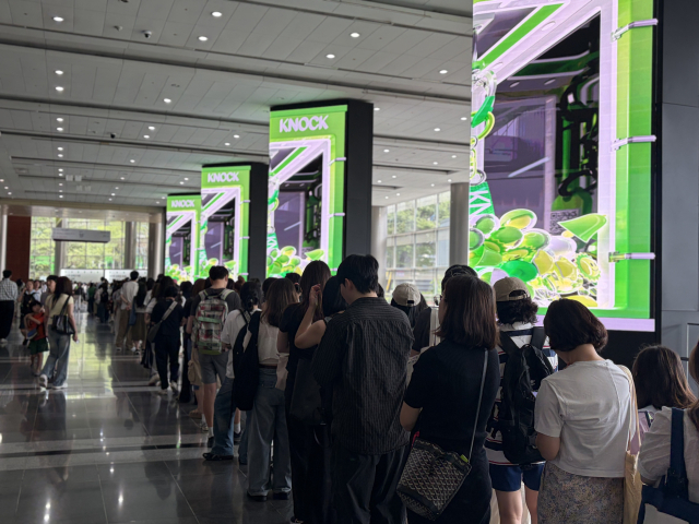 24일 오전 서울 강남구 코엑스에서 열린 2026 서울국제도서전에서 입장에 앞서 온라인 티켓을 구매한 관람객이 입장권 교환을 위해 대기 중인 줄이 끝이 안 보인다. 김은영 기자 key66@