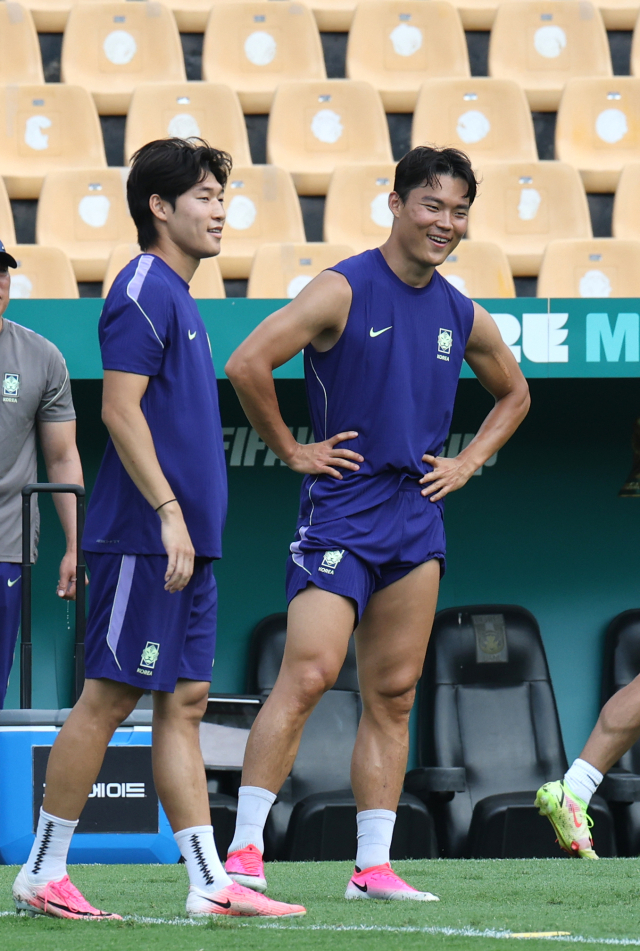 2026 북중미 월드컵에서 남아프리카공화국과 조별리그 3차전을 앞둔 한국대표팀의 오현규가 23일(현지시간) 멕시코 몬테레이 에스타디오 우니베르시타리오에서 팀동료들과 훈련하며 밝게 웃고 있다. 연합뉴스