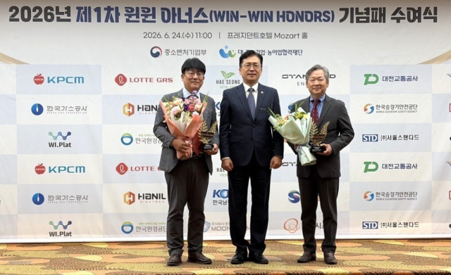 지난 24일 서울 프레지던트호텔에서 열린 ‘윈윈 아너스’ 기념패 수여식에서 (왼쪽부터)롯데GRS 이승주 부문장, 중소기업벤처부 이병권 제2차관, 농업회사법인 해성팜 금석헌 대표이사가 기념 사진을 촬영하고 있다. 롯데GRS 제공
