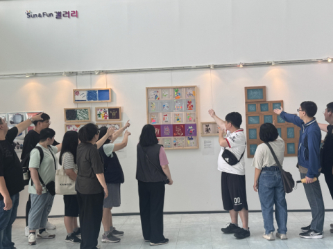 건강100세행복교실 ‘함께 공들인 감동, 공감’ 프로그램 참여 청년들이 업사이클링 창작활동을 통해 완성한 작품을 선보이며 기념촬영을 하고 있다. 국민건강보험공단 부울경본부 제공