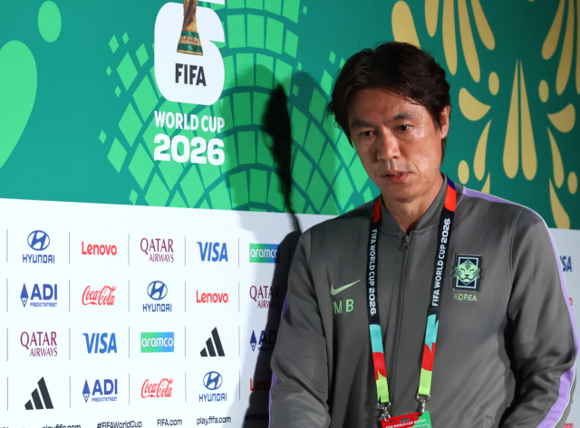 2026 피파 월드컵에 출전한 한국축구국가대표팀의 홍명보 감독이 체코와의 경기를 하루 앞둔 10일(현지시간) 멕시코 과달라하라 스타디움에서 열린 공식 기자회견에 참석하고 있다 연합뉴스