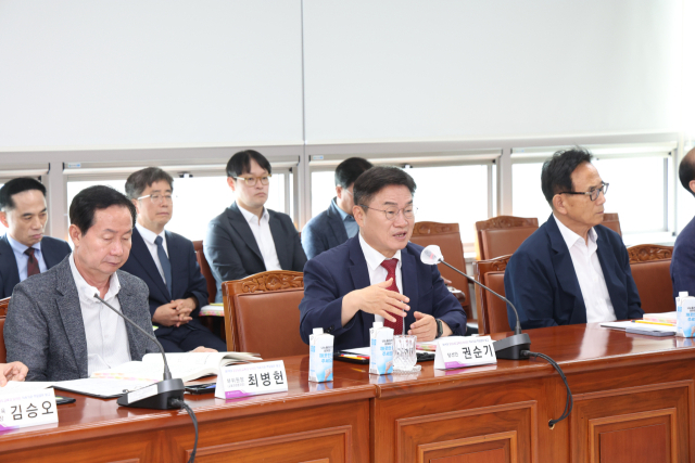 25일 권순기 경남교육감 당선인이 도교육청에서 직속기관 업무 보고를 받고 있다. 경남교육청 제공