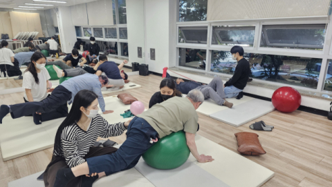 동의과학대 물리치료과 학생들이 부산진구 장애인복지관에서 맞춤형 재활운동교실을 진행하고 있는 모습. 동의과학대 제공