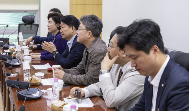 초·재선을 주축으로 한 국민의힘 소장파 모임 '대안과 미래' 이성권 간사를 비롯한 의원들이 25일 국회 의원회관에서 열린 조찬 모임에서 대화하고 있다. 이날 '대안과 미래' 소속 의원들은 24일 장동혁 대표 기자회견 내용을 평가하고 장 대표의 거취에 대한 논의할 예정이다. 연합뉴스