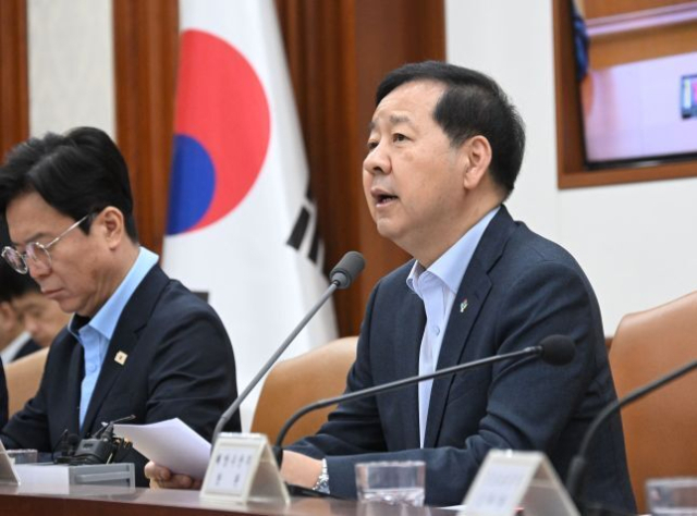 국제유가가 미국과 이란의 종전협상으로 중동 전쟁 이전 수준으로 낮아지면서 정부가 석유 최고가격을 하향 조정할 것으로 보인다. 사진은 구윤철 부총리. 재경부 제공