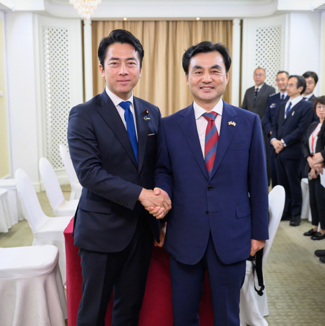 안규백 국방부 장관(오른쪽)과 고이즈미 신지로 일본 방위상. 연합뉴스