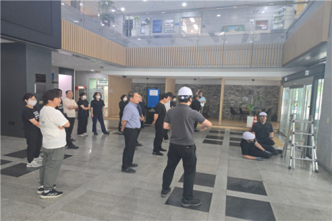 사다리 작업 중 추락사고를 가정한 훈련을 진행하고 있다. 부산정보산업진흥원 제공