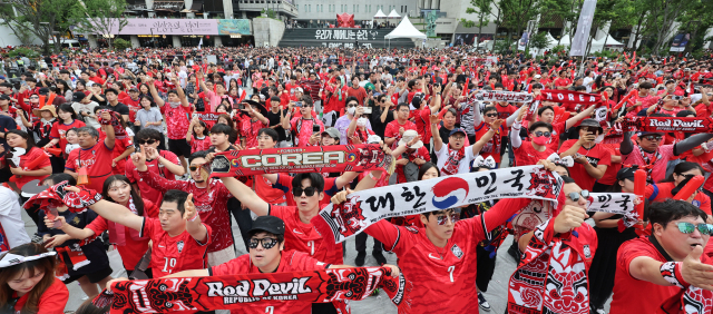 2026 북중미 월드컵 조별리그 A조 3차전 대한민국과 남아프리카공화국의 경기가 열렸던 지난 25일 서울 종로구 광화문광장에서 시민들이 열띤 응원전을 펼치고 있다. 연합뉴스
