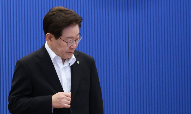 이재명 대통령이 지난 25일 청와대에서 열린 수석보좌관회의에 참석하고 있다. 연합뉴스