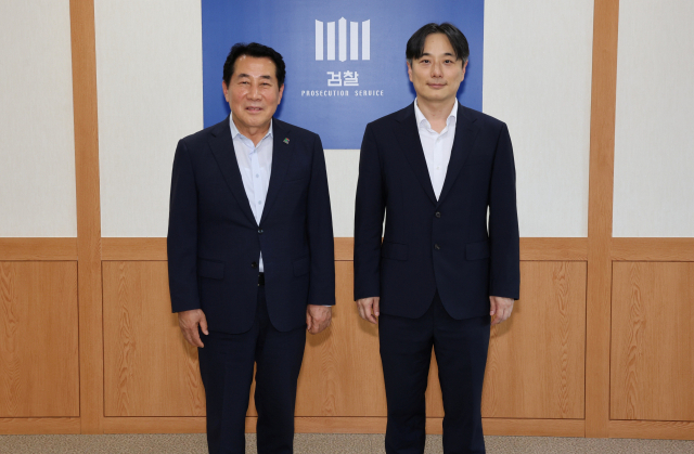 나동연 양산시장이 26일 오후 이준범 울산지검장과 환담하기 전 기념사진을 찍고 있다. 양산시 제공
