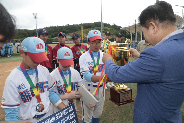 26일 부산 기장군 현대차드림볼파크 리틀야구장에서 열린 제2회 송월타올배 최동원기념 유소년야구대회 시상식에서 리틀부 우승을 차지한 해운대구리틀 선수들이 우승 트로피를 받고 있다. 정대현 기자 jhyun@