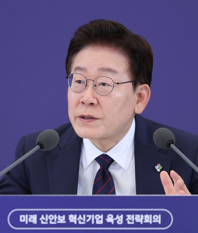 발언하는 이재명 대통령 (서울=연합뉴스) 한상균 기자 = 이재명 대통령이 26일 청와대에서 열린 '미래신안보 혁신기업 육성전략' 회의에서 발언하고 있다. 2026.6.26 [청와대통신사진기자단] xyz@yna.co.kr (끝) <저작권자(c) 연합뉴스, 무단 전재-재배포, AI 학습 및 활용 금지>