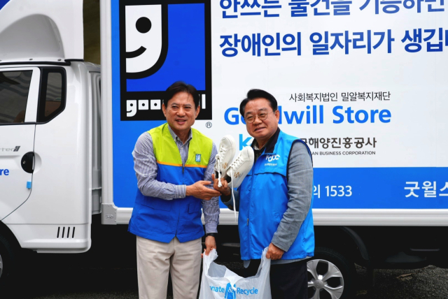 안병길(오른쪽) 한국해양진흥공사 사장은 지난 23일 장애인 근로자들이 근무하는 굿윌스토어 밀알부산망미점을 찾아 김정도 점장에게 3600만 원의 기부금과 기부물품을 전달했다. 해진공 제공