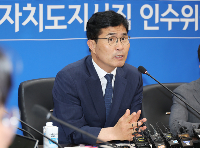 이원택 전북특별자치도지사 당선인이 10일 전북바이오융합산업진흥원에서 열린 인수위원회 현판식 기자간담회에서 발언하고 있다. 연합뉴스