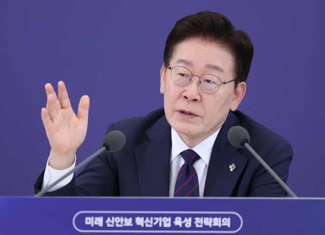 이재명 대통령이 26일 청와대에서 열린 '미래신안보 혁신기업 육성전략' 회의에서 발언하고 있다. 연합뉴스