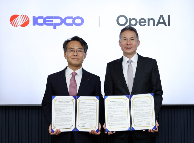 한국전력은 지난 26일 서울대학교에서 글로벌 AI 선도기업인 오픈AI(OpenAI)와 ‘에너지 산업의 AI 전환 협력을 위한 업무협약(MOU)’을 체결했다(왼쪽부터 주재각 한전 AI혁신단장, 김경훈 오픈AI 코리아 총괄대표). 한전 제공