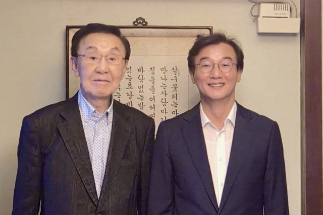 전재수 부산시장 당선인이 문정수(왼쪽) 전 시장을 만났다. 전재수 당선인 인수위 제공