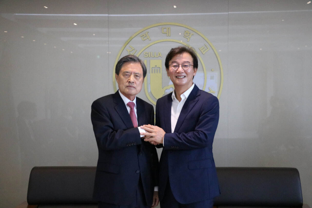 전재수 부산시장 당선인이 허남식(왼쪽) 전 시장을 만났다. 전재수 당선인 인수위 제공