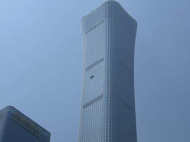 28일 낮 중국 베이징 중심업무지구(CBD)의 시틱타워(CITIC Tower·중국존) 외벽에 이틀 전 경비행기 충돌로 생긴 흔적이 남아 있다.연합뉴스