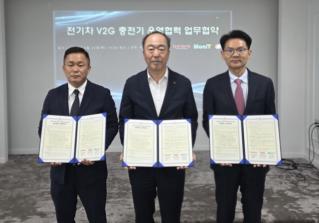 (왼쪽부터) 이충열 모니트 대표, 남석열 한국동서발전 기획부사장, 이상민 제니스코리아 대표가 업무협약 체결 후 기념사진을 촬영하고 있다. 동서발전 제공