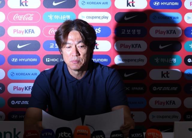 2026 북중미 월드컵에서 32강 진출에 실패한 한국축구국가대표팀의 홍명보 감독이 28일(현지시간) 멕시코 사포판 치바스 바예 베르데에서 기자회견을 하며 사퇴 의사를 밝히고 있다. 연합뉴스